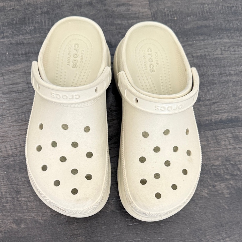 CROCS Bae platform clogs in Bone. Size 8
